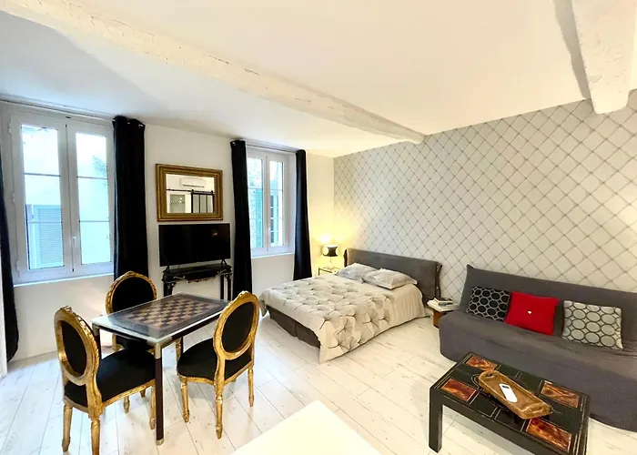 Apartment Les Remparts Location Antibes