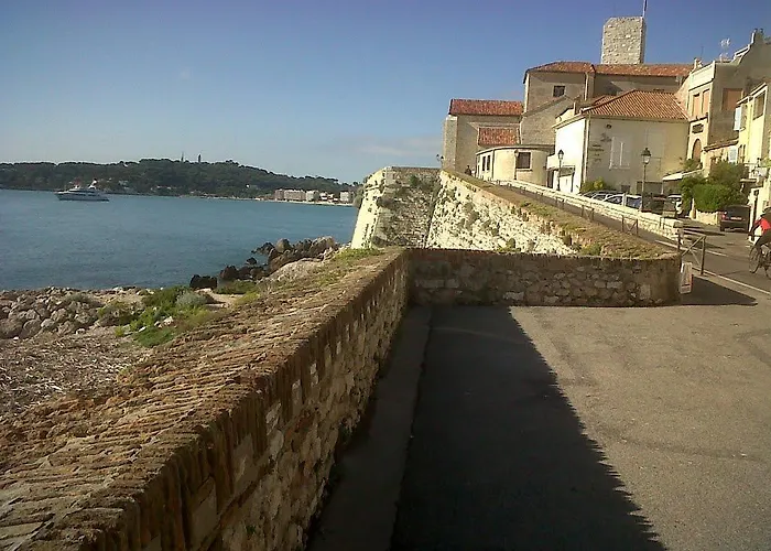 Апартаменты Les Remparts Location Антиб